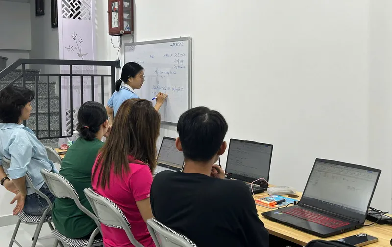 Câu Hỏi Thường Gặp (FAQ) Về Các Công Cụ AI Phổ Biến Và Lộ Trình Học Câu Hỏi Thường Gặp (FAQ) Về Các Công Cụ AI Phổ Biến Và Lộ Trình Học