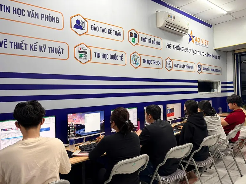 Tại Sao Người Đi Làm Cần Tham Gia Lớp Dạy Học AI Ngay Trong Năm Nay? Tại Sao Người Đi Làm Cần Tham Gia Lớp Dạy Học AI Ngay Trong Năm Nay?