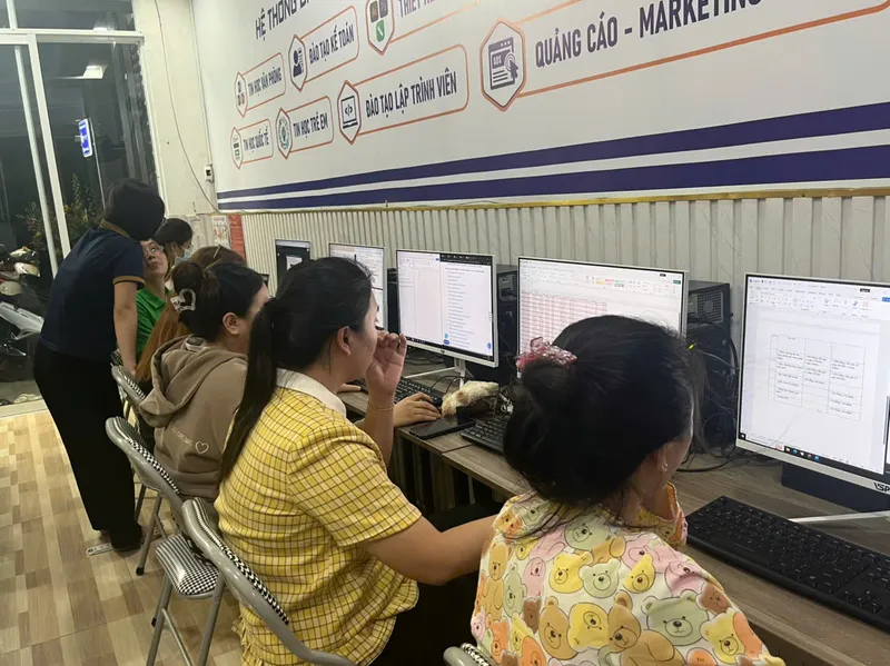Khám Phá Các Công Cụ AI Phổ Biến Nhất Và Hướng Dẫn Học AI Cơ Bản Cho Người Mới Khám Phá Các Công Cụ AI Phổ Biến Nhất Và Hướng Dẫn Học AI Cơ Bản Cho Người Mới