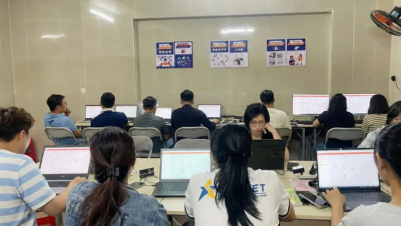 Học viên áp dụng AI vào trong công việc chuẩn bị cho thực chiến Phương pháp sử dụng hoàn thiện AI khi tham gia khóa học AI tai trung tâm tin học Thành Công